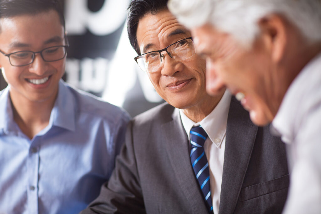 Senior là gì trong cấp bậc công việc và khác gì với junior?